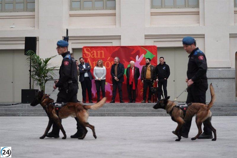 Los perros de la Policía Municipal roban la atención en el pregón de las Fiestas de San Antón 2024.