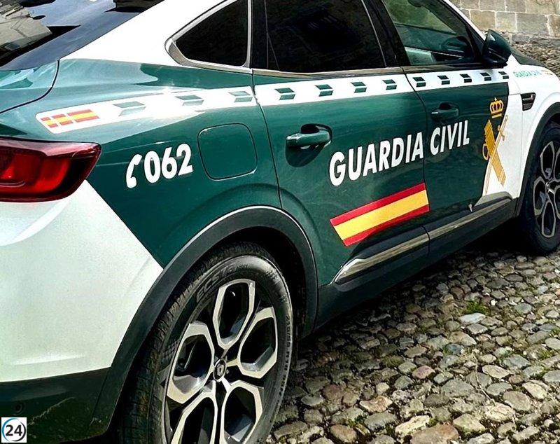 Guardia Civil indaga el asalto a un burdel clandestino en una residencia de Valdemoro bajo amenaza armada.
