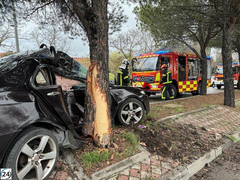 Conductor gravemente herido tras impactar fuertemente contra un árbol en Tres Cantos
