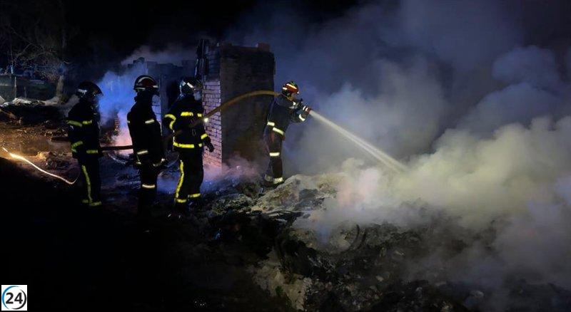 Apagado incendio en zona de infraviviendas de Arroyomolinos con chatarra.