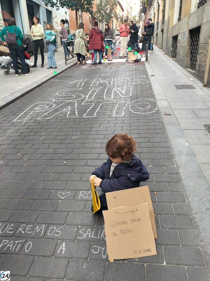 Niños de escuela municipal de Lavapiés llevan más de un mes sin patio debido a problemas en edificio cercano.