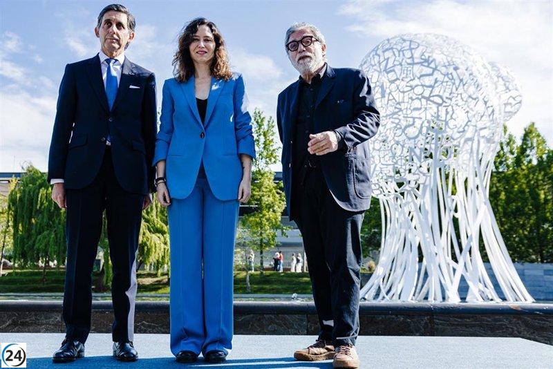 La escultura de Iris de Jaume Plensa llega al Distrito Telefónica en celebración del centenario de la compañía.