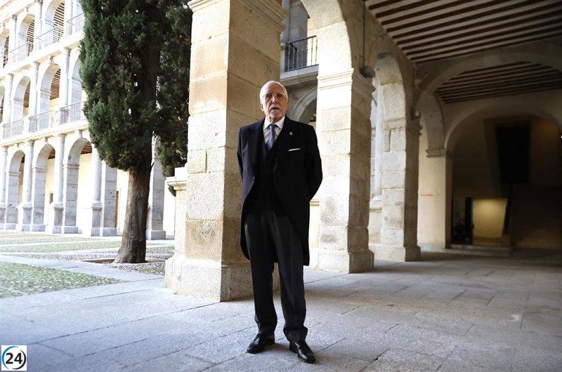 El escritor Luis Mateo Díez inicia la ceremonia del Premio Cervantes con su enfoque minimalista ante la literatura.