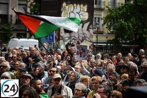 Manifestantes piden cese de violencia en Gaza en concentración en Madrid.
