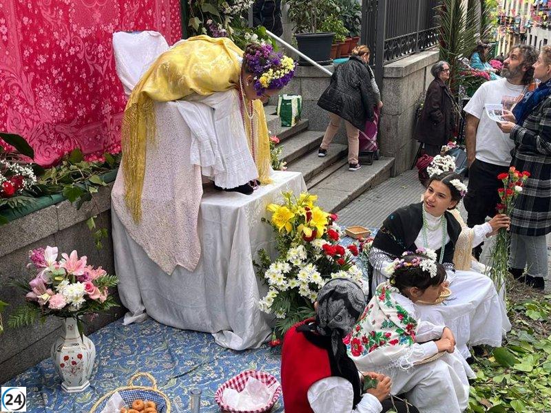 Multitudes celebran la llegada de la primavera con Las Mayas en Lavapiés.