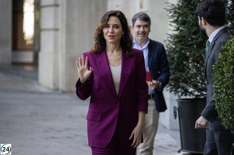 Ayuso acusa a Illa y Puigdemont de competir por ser más separatistas, liberticidas y demagogos.