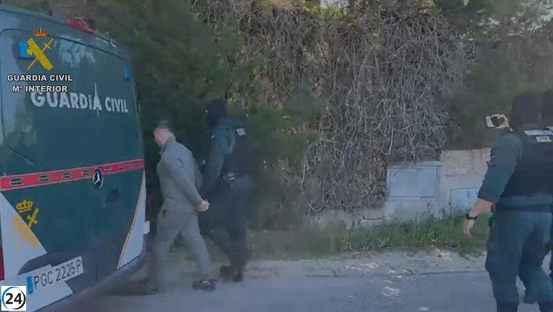 Desmantelan banda de ladrones de butrón que robaba alcohol, perfumes y ropa en naves de diferentes provincias.