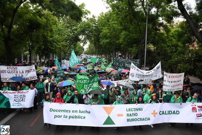 Manifestantes desafían la lluvia en Madrid por mejores condiciones en la educación pública