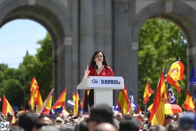 Ayuso denuncia a Sánchez por intervenir en las instituciones y medios de comunicación, comparando su acción con la Venezuela de Maduro.