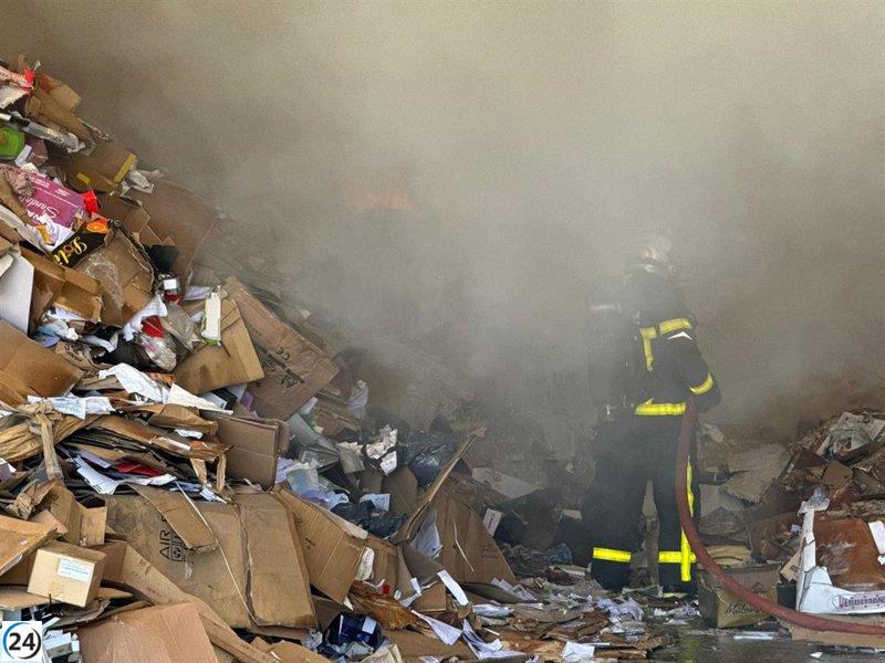 Incendio en almacén de cartón en Torrejón controlado por bomberos sin víctimas