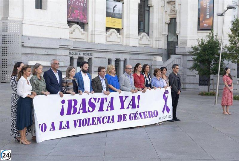Cibeles rinde homenaje a la víctima de violencia machista en Entrevías con un minuto de silencio.