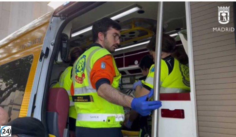 Sanitarios del Samur intervienen en un parto en plena calle de Alfafar durante la DANA.