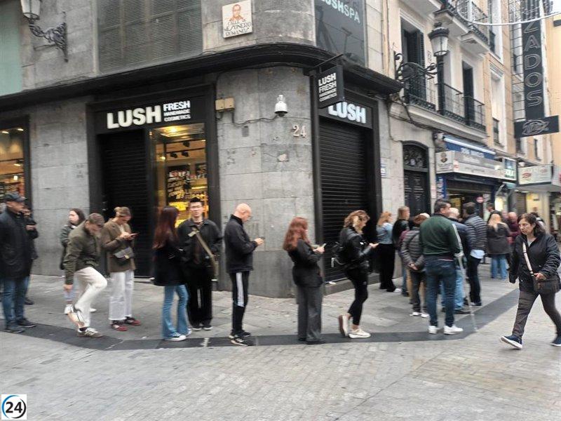 Colas en Doña Manolita se multiplican antes de la Navidad, a mes y medio del sorteo de la Lotería.