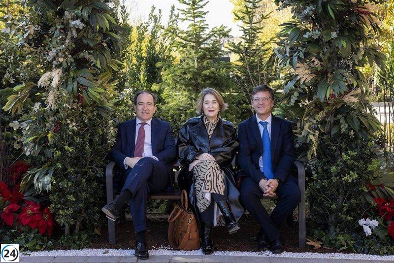 El Paseo de México del Retiro se transforma en un mágico escenario navideño con jardín y arco verde.
