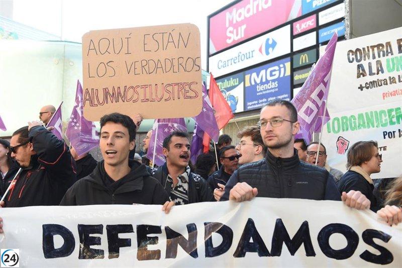 Estudiantes y sindicatos protestan en la Asamblea por la crisis financiera de la universidad pública.