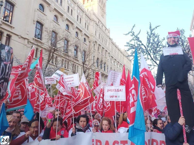 Trabajadores de Ayuda a Domicilio inician huelga con protestas frente al Ayuntamiento.