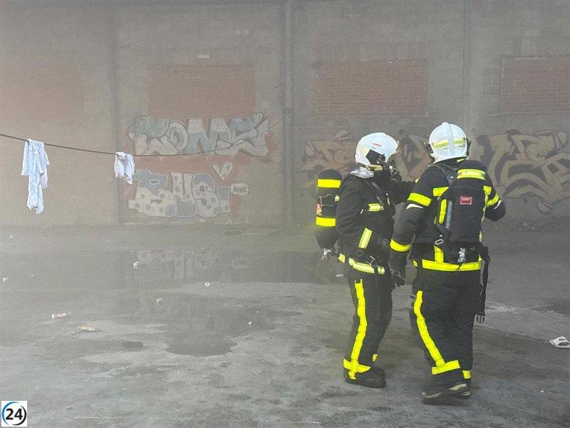 Rescatadas tres personas del incendio en una nave industrial abandonada en Alcalá de Henares.