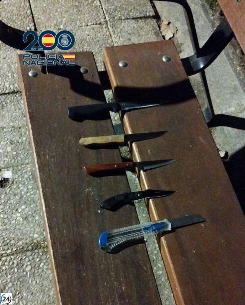 Cinco jóvenes, tres de ellos adolescentes, arrestados en parque por portar armas blancas.