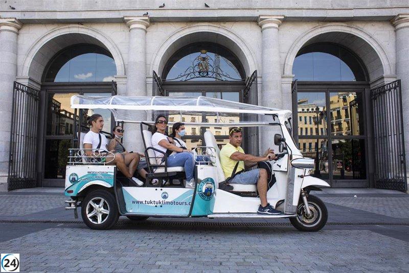 Madrid prevé regular los tuk-tuk, sujeto a cambios normativos.