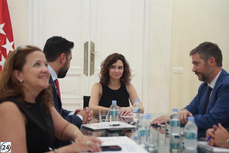 Ayuso inicia el curso parlamentario este martes con el PSOE y PP en la Puerta del Sol.