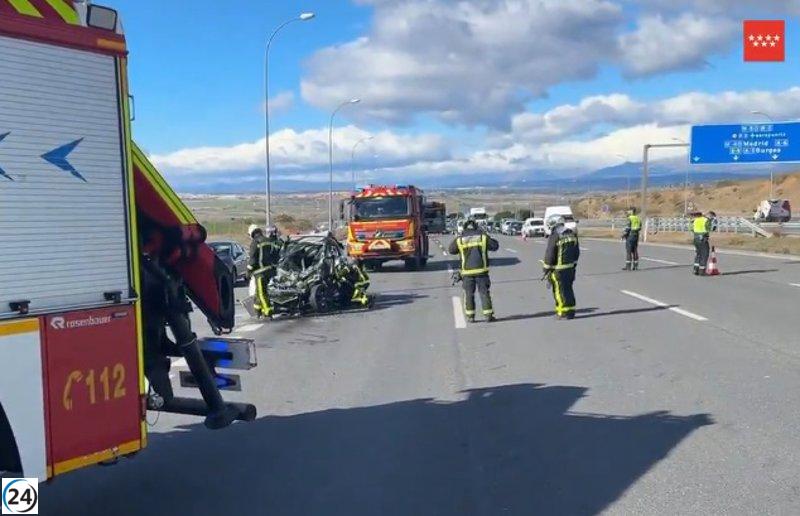Fallece conductor en choque con un camión en la M-50 tras quedar atrapado en su vehículo.