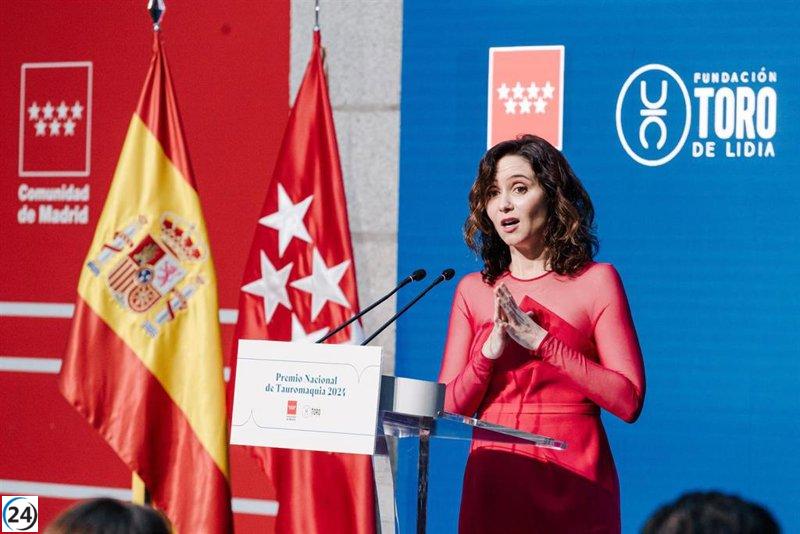 Ayuso denuncia la desaparición de mensajes con Sánchez en su teléfono.