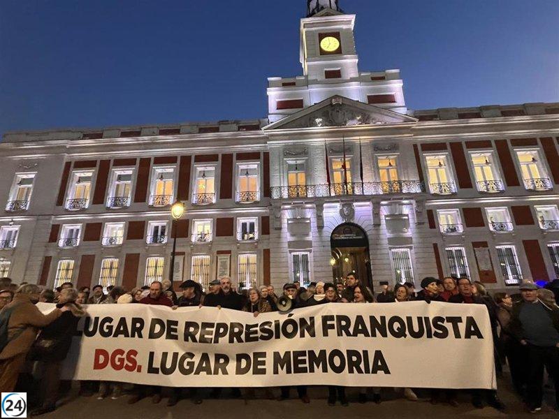 Cientos piden a Ayuso conmemorar las torturas del franquismo en la Real Casa de Correos.