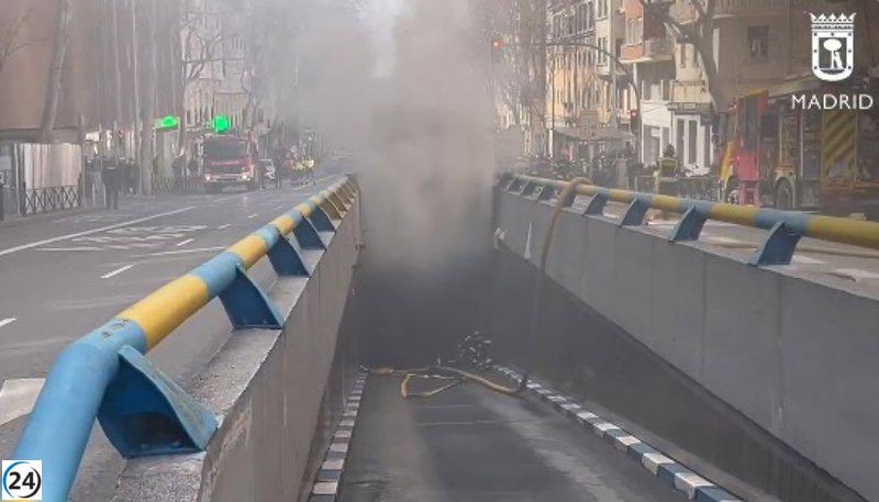 Incendio en aparcamiento subterráneo de Marqués de Urquijo deja coches dañados, pero sin heridos.