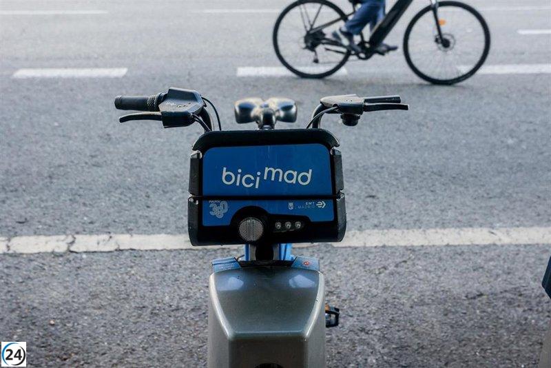 Ecologistas piden a Madrid medidas urgentes ante el peligro de neumáticos desgastados de Bicimad.