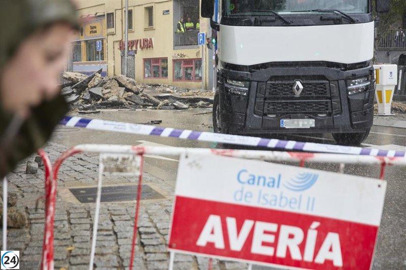 Reparaciones de emergencia en Aluche: vecinos sin agua por rotura de tubería en la calle de los Yébenes.