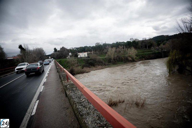Emergencias declara nivel 1 de alerta por inundaciones; aconsejan restringir viajes y evitar áreas de riesgo.