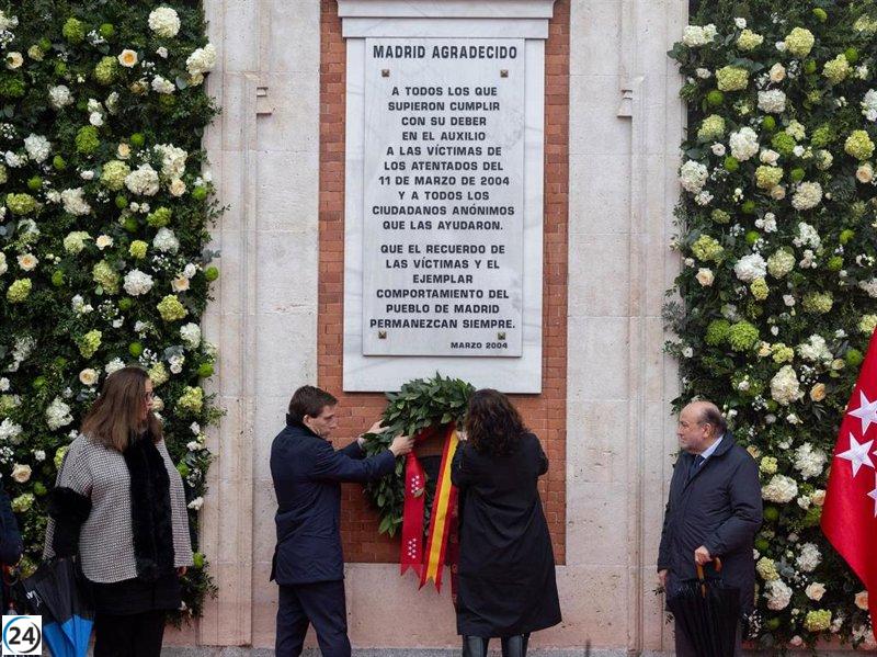 Ceremonias por las víctimas del 11M inician en la Puerta del Sol bajo la lluvia.