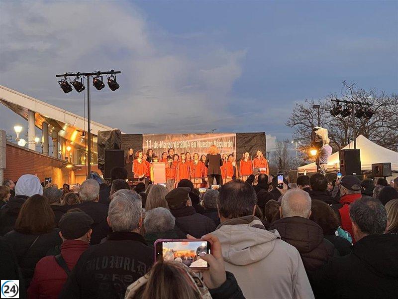 Homenaje en la capital destaca la actuación de un coro infantil y el trabajo de los taxistas tras el 11-M.