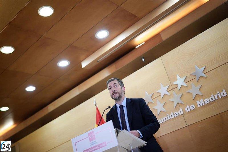 La Comunidad defiende su legado ante acusaciones de franquismo y asegura que la Real Casa de Correos tiene una nueva interpretación.