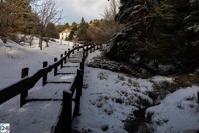 Aemet alerta sobre nevadas en la Sierra y aconseja precaución ante posibles deslizamientos.