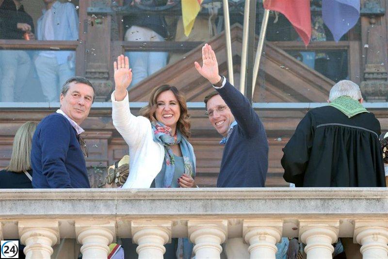 Catalá honra a Almeida con el casco de honor por el apoyo de Madrid en la emergencia en València.