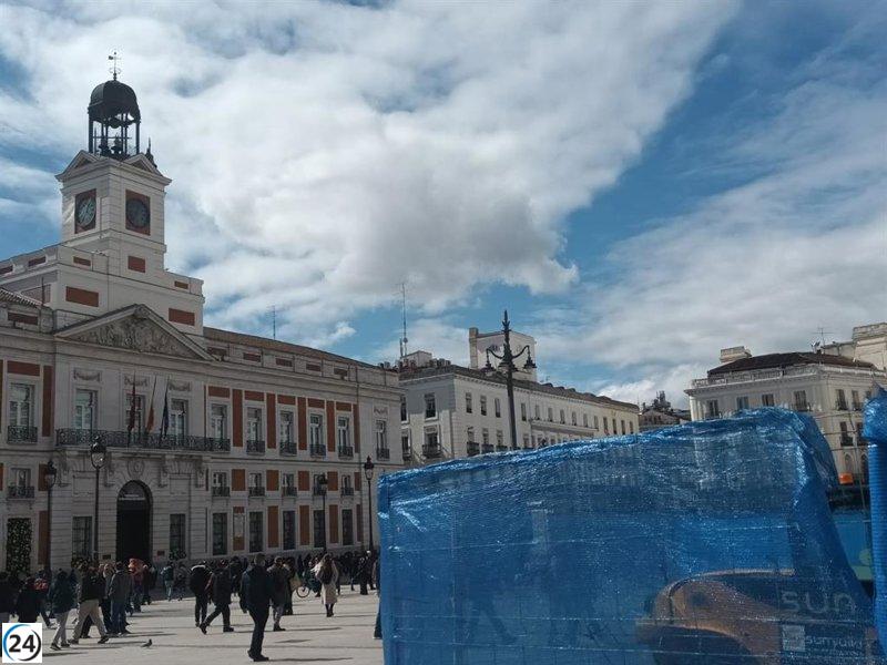 El Ayuntamiento planea instalar toldos en los bancos de Sol para mitigar el calor estival.