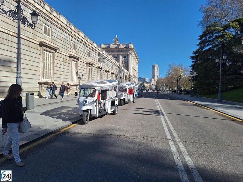Ayuntamiento lanza iniciativa con 16 agentes para multar comportamientos incívicos de tuk-tuks.