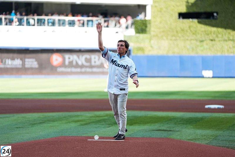 Almeida culmina su visita a EE. UU. lanzando la primera bola en el juego Miami Marlins vs Mets de Nueva York.
