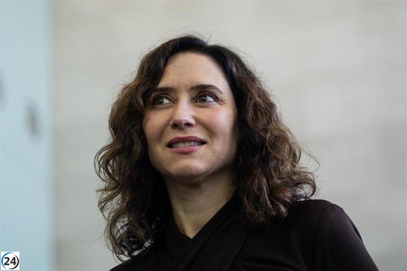 Ayuso podría aumentar su respaldo con tres escaños adicionales, mientras que el PSOE superaría a Más Madrid, reveló una encuesta.