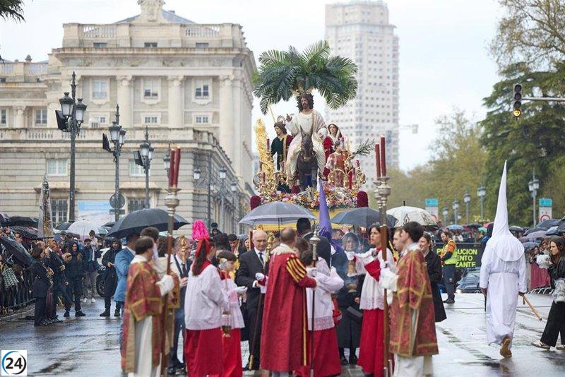 La lluvia interrumpe las procesiones del Domingo de Ramos en Madrid, afectando la de Silencio.