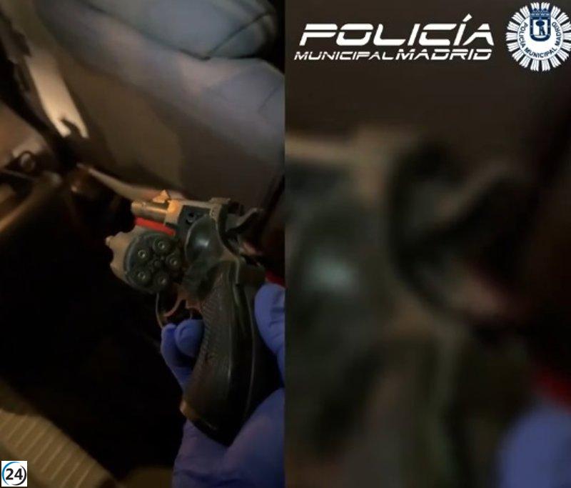 Descubren un revólver escondido en el maletero de un vehículo en Puente de Vallecas.