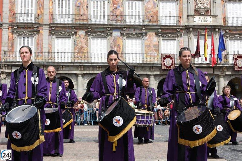 La emblemática tamborrada de la Plaza Mayor cierra con broche de oro la Semana Santa en Madrid este domingo.