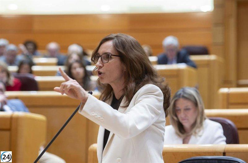 Mónica García reprocha a Ayuso, Trump y Abascal por atacar al Papa Francisco al abordar la justicia social.
