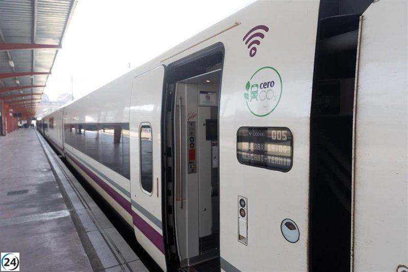 Casi 1,900 trenes operarán en Atocha y Chamartín durante el Puente de Mayo.