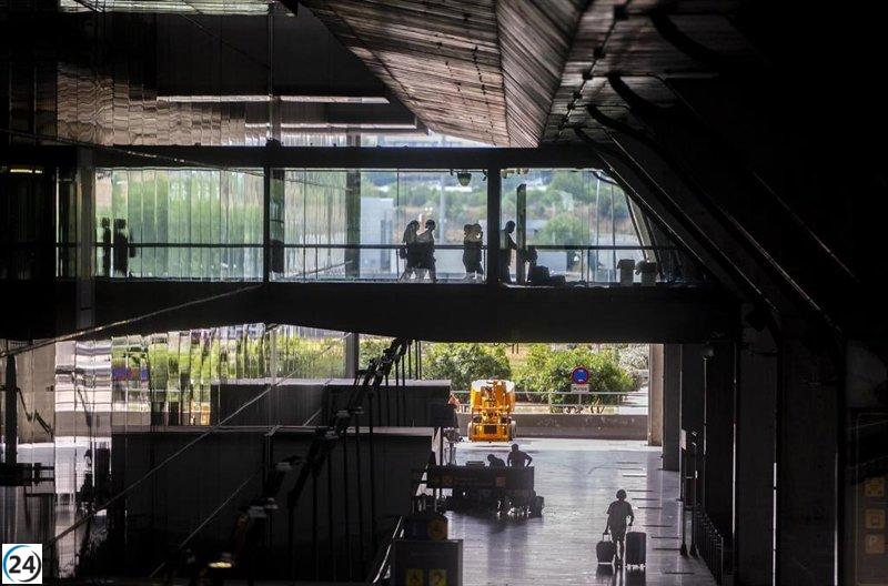 Barajas genera polémica entre el Gobierno y el Ayuntamiento por la crisis de los indigentes en el aeropuerto.
