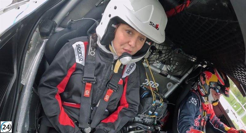 Ayuso acompaña a Carlos Sainz en el primer recorrido del nuevo circuito de Fórmula 1 en Ifema.