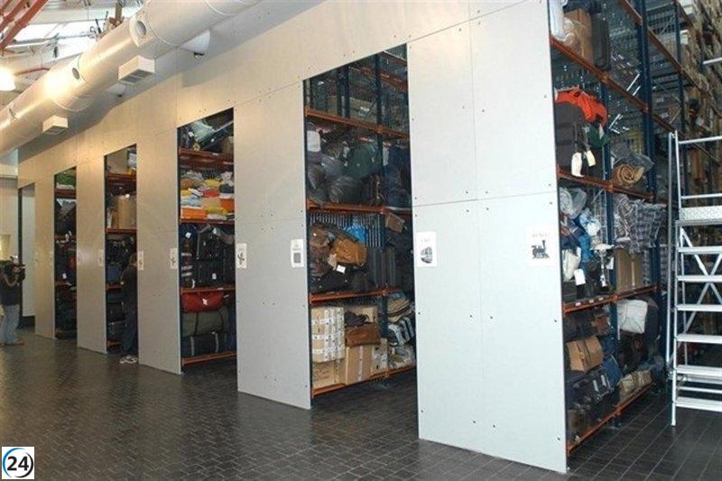 Abril trae una avalancha de 410 auriculares, 918 monederos y 250 móviles a la Oficina de Objetos Perdidos.