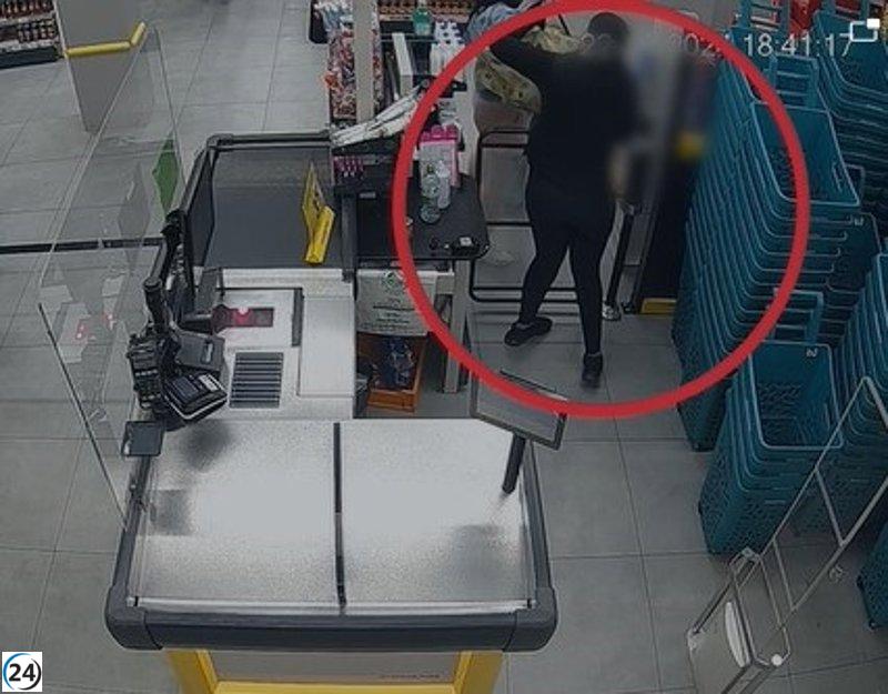 Detienen a tres mujeres tras sustraer mercancía por más de 15.000 euros en 14 supermercados de la zona.