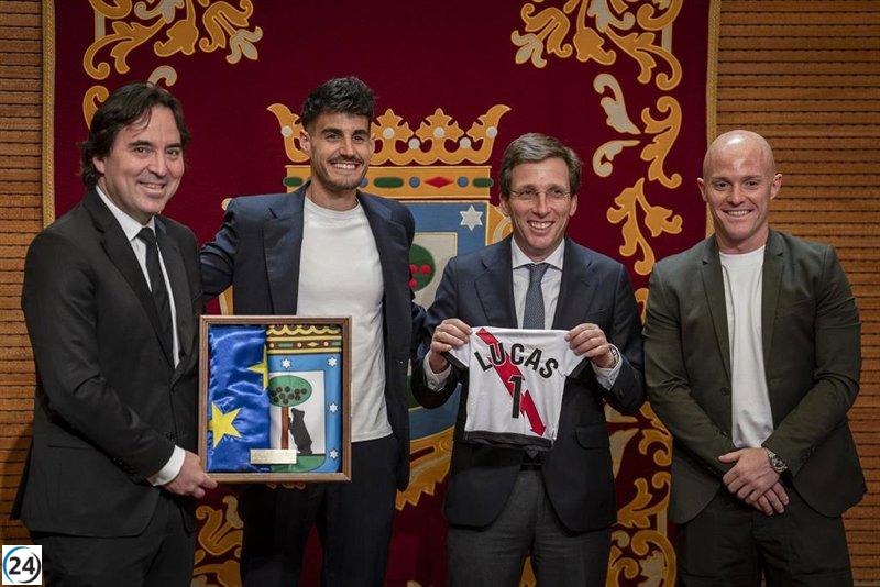 El Rayo Vallecano celebra su histórico pase a la Conference con visita al Ayuntamiento de Madrid.